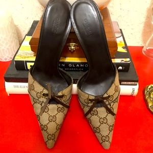 VINTAGE GUCCI BROWN GG MONOGRAM CANVAS LEATHER HEELS MULES BOW 8 TOM FORD ERA